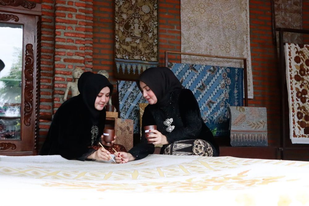 Ketua Bhayangkari daerah Jatim saat membuat proses batik