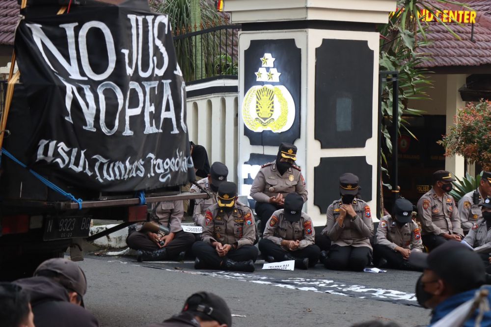 Polres Malang viral dengan kesabaran aksi damai bertajuk tutup jalan 135 menit