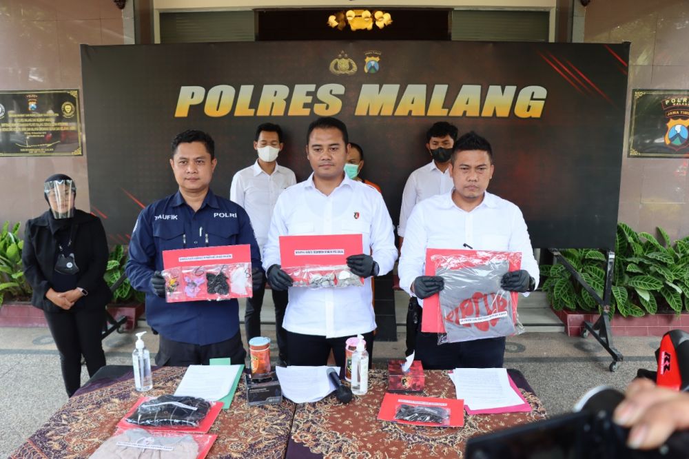 Satreskrim Polres Malang amankan tersangka pelemparan bondet di rumah petunjuk lapas