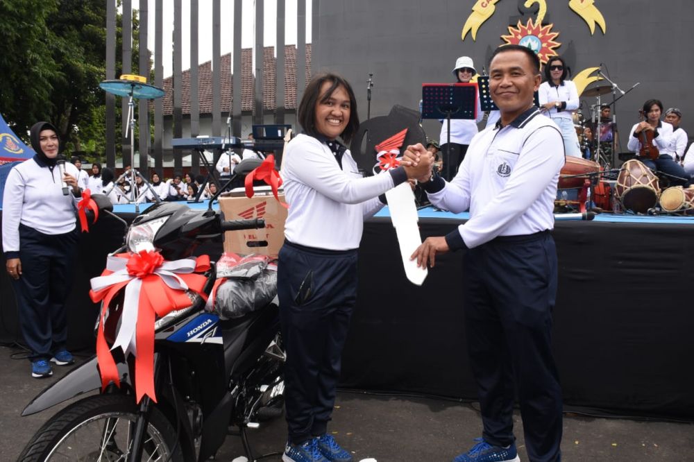 Dankodiklatal Letjen TNI Marinir Suhartono saat berikan hadiah