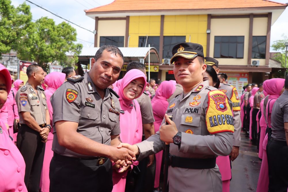 Kapolres Bojonegoro AKBP Muhammad berikan ucapan selamat kepada anggota yang naik pangkat