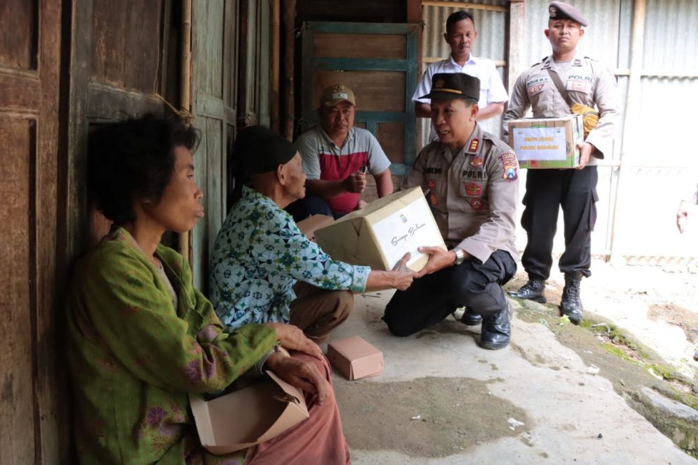 Polres Ponorogo berbagi sembako ke keluarga yang anaknya keterbelakangan mental