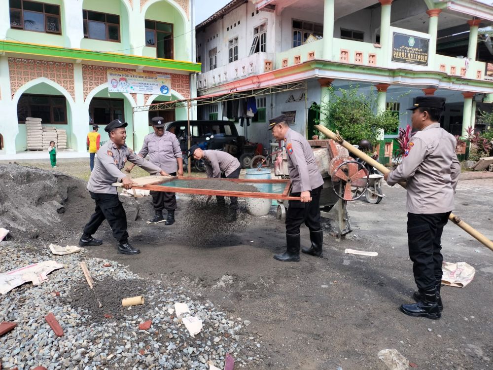 Polres Trenggalek bantu bangun Ponpes di Karangan