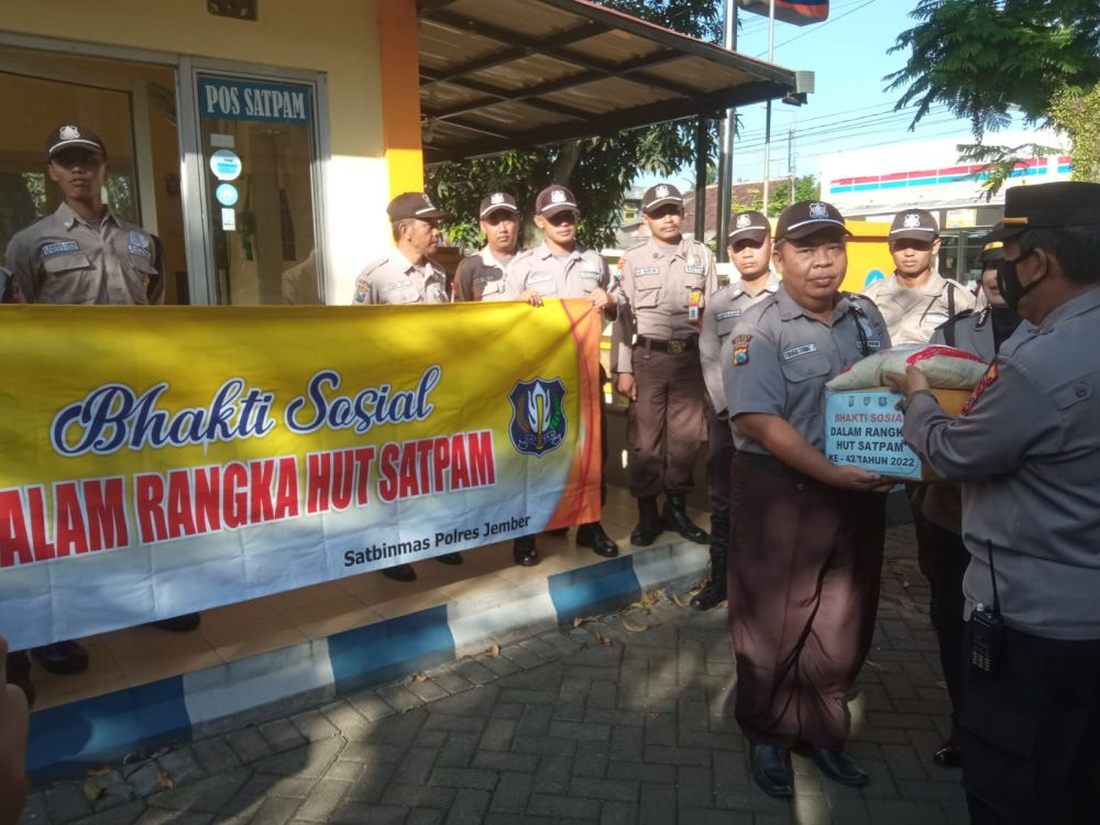 Polres Jember di HUT satpam ke-42 berbagi sembako