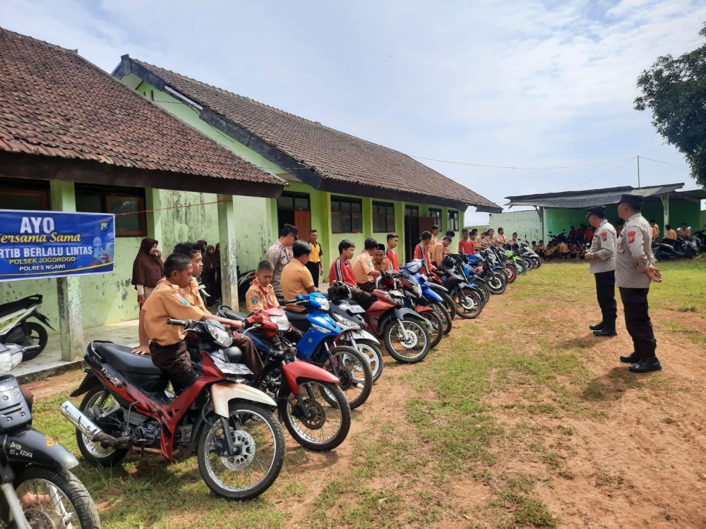 Polres Ngawi lakukan pembinaan siswa yang bolos sekolah