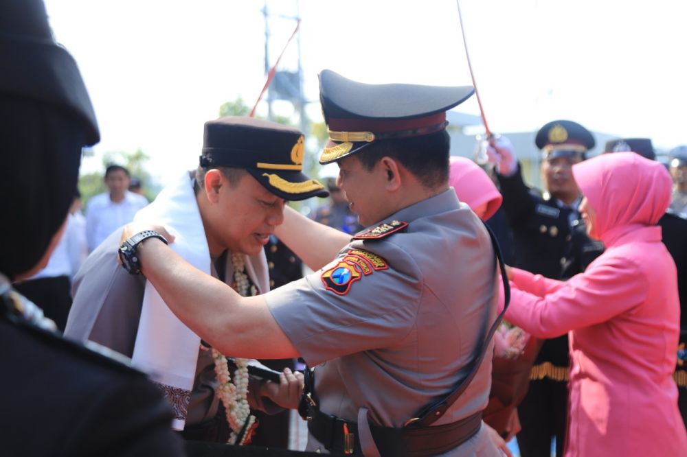 AKBP Mochamad Nur Aziz sambut Kapolres Gresik AKBP Adhitya Panji Anom sebagai Kapolres Gresik yang baru