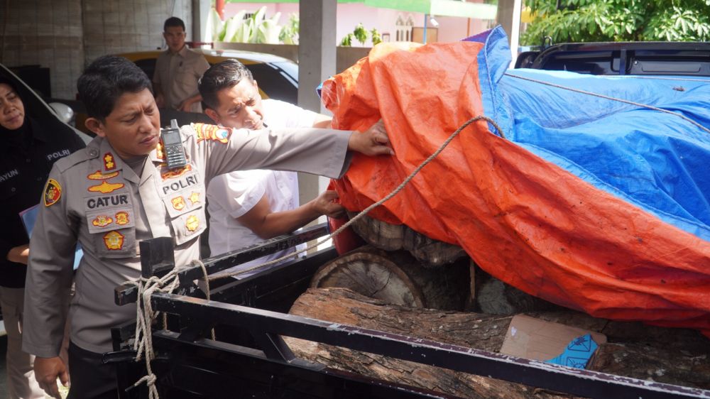 Kapolres Ponorogo AKBP Catur C. Wibowo saat cek barang buktinya