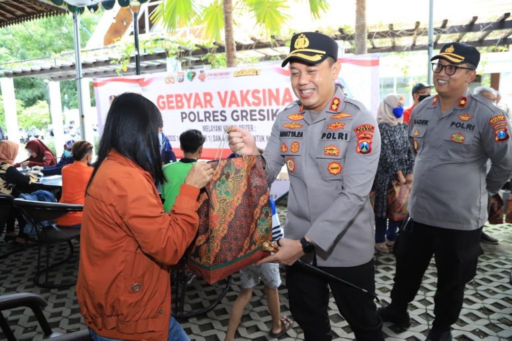 Polres Gresik Gelar Gebyar Vaksin Presisi Sambil Berbagi