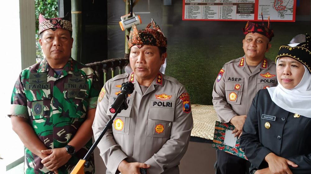 Kapolda Jatim Irjen Pol Dr. Toni Harmanto saat memberikan keterangan