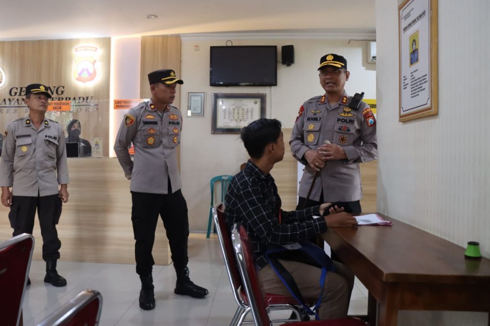 Kapolres Bojonegoro AKBP Rogib Triyanto saat cek ruang SPKT dan SKCK