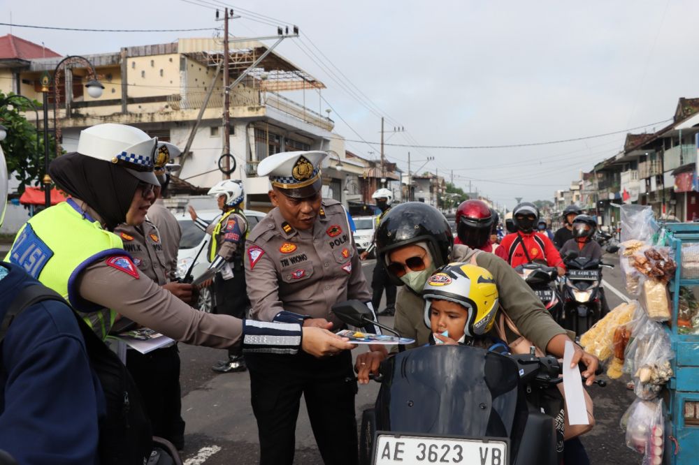 Satlantas Polres Ponorogo Sosialisasi Operasi Keselamatan Semeru dengan berbagi helm, coklat dan Buku Tulis