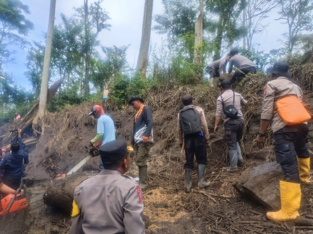 Polres Bondowoso, TNI dan warga bersihkan sisa banjir
