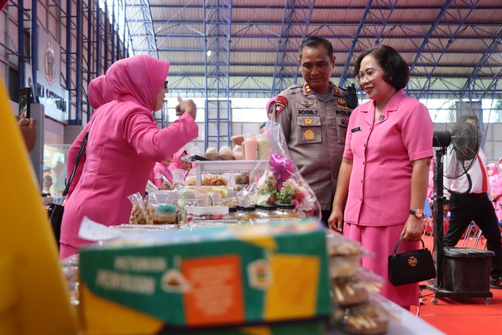 Kapolres Bojonegoro AKBP Rogib Triyanto saat tinjau UMKM produk Bhayangkari ranting Polsek jajaran