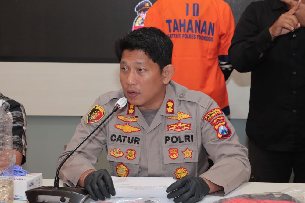 Kapolres Ponorogo AKBP Catur C. Wibowo saat ungkap kasus pembunuhan pengamen jalanan