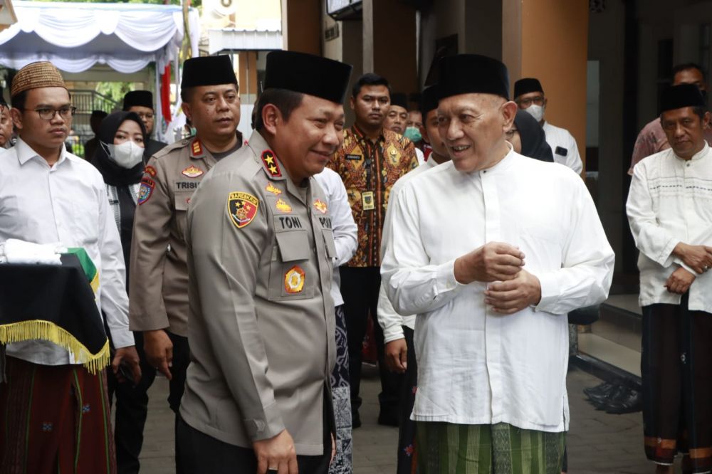 Kapolda Jatim Kunjungi Ponpes Tebuireng dan Beri Penghargaan Personil Berprestasi