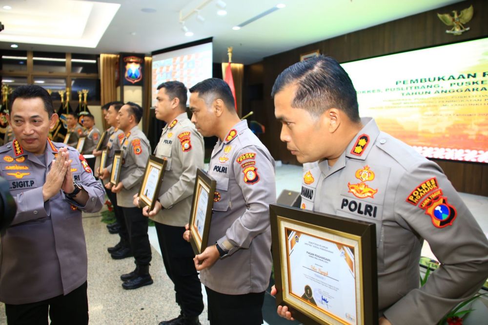Kapolres Nganjuk AKBP Muhammad saat terima penghargaan