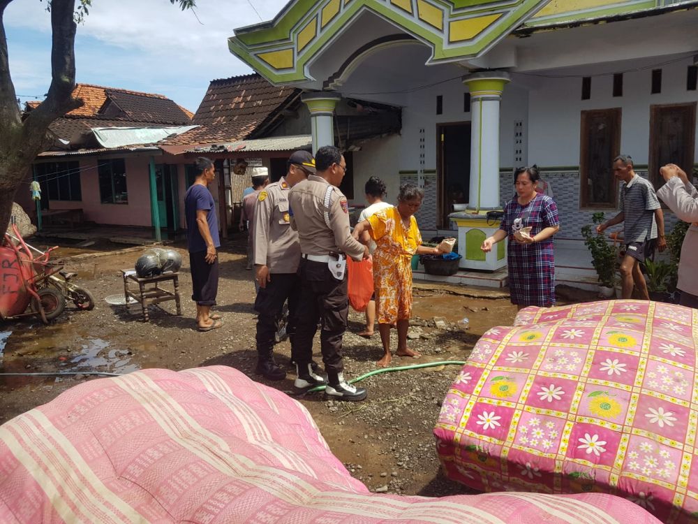 Polres Situbondo berikan bantuan makanan ke warga terdampak banjir