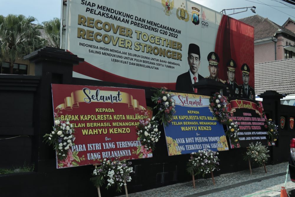 Karangan bunga apresiasi dari masyarakat korban penipuan Auto Trade Gold 