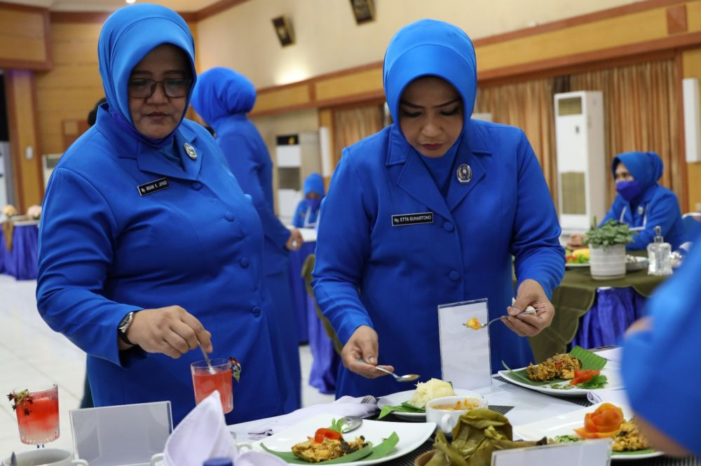 Lomba Masak makanan non beras, Ny. Etta Suhartono bersama Ny. Insani Rachmad Jayadi saat cicipi masakan non beras 