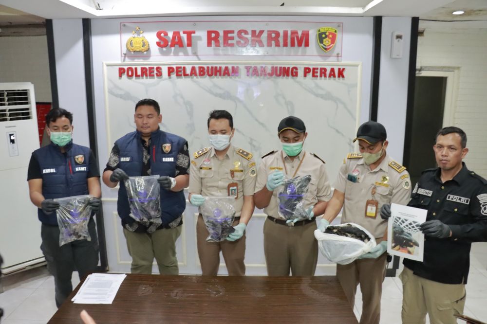 Satreskrim Polres Tanjung Perak Surabaya amankan tersangka beserta barang buktinya