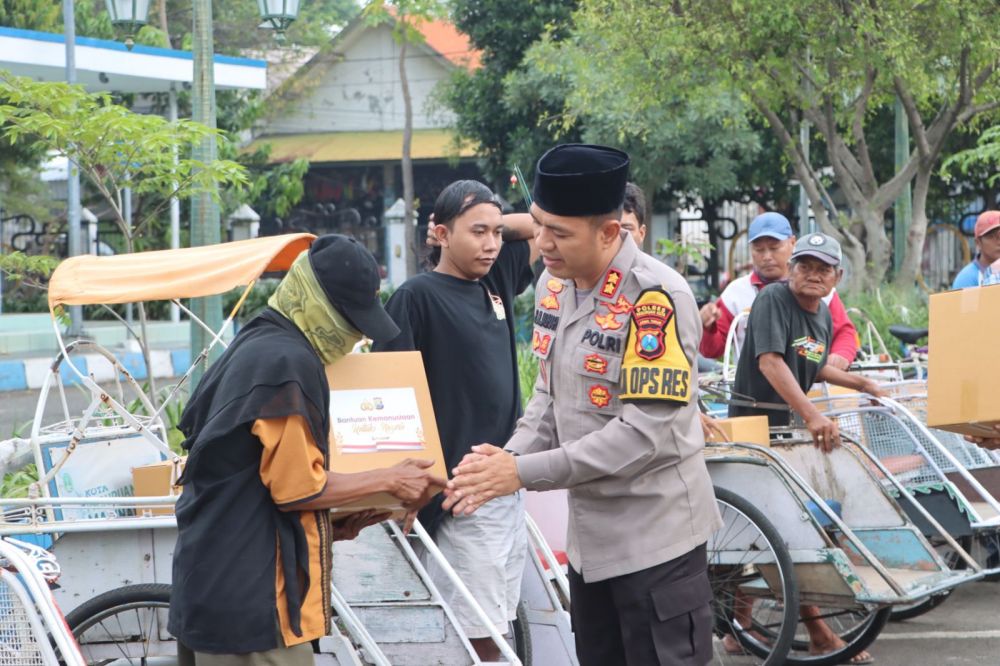Polres Pasuruan Kota Bagikan Bantuan Kemanusiaan ke Warga Terdampak