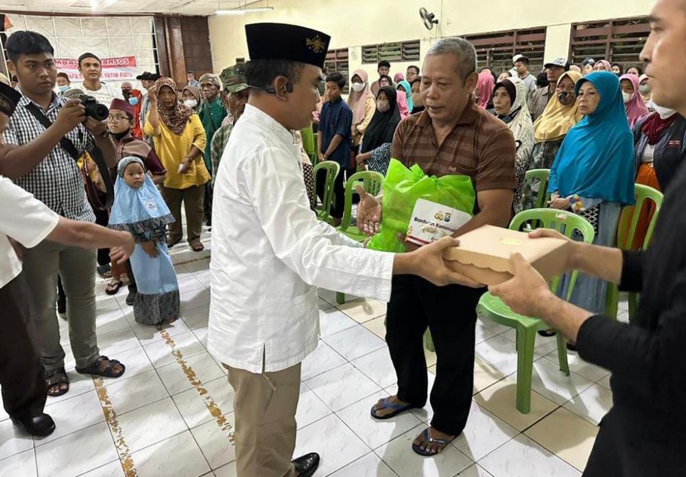 Polda Jatim Bagi Sembako untuk Kaum Dhuafa dan Yatim-piatu