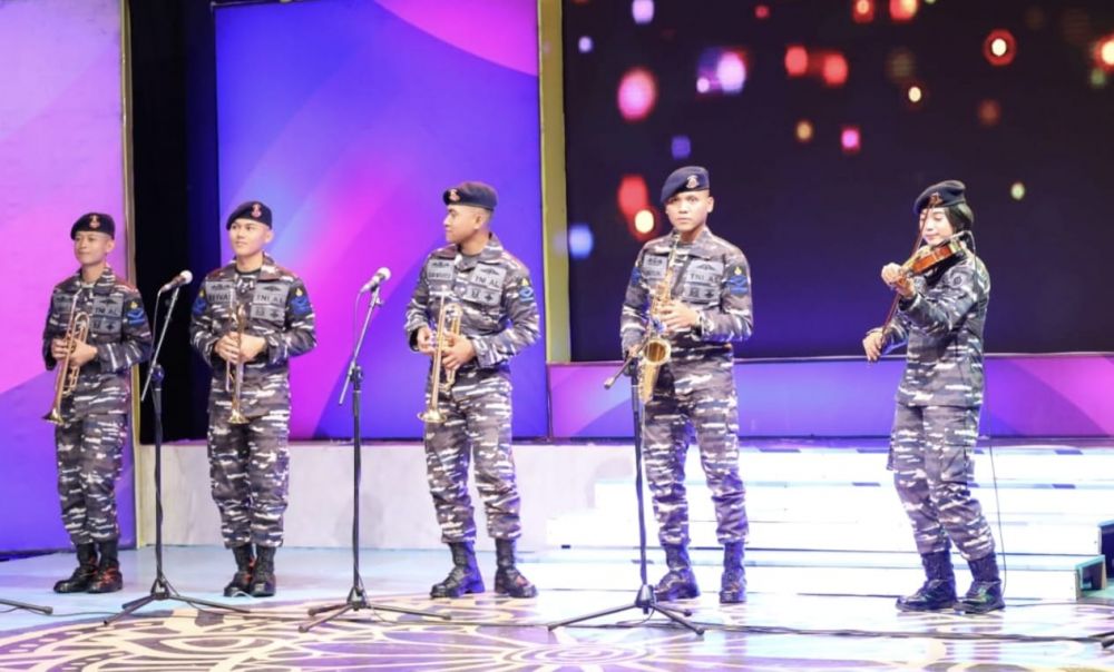 Siswa Dikmata dan Dikmaba jajal kemampuan bermusik dengan tampil live di JTV Surabaya