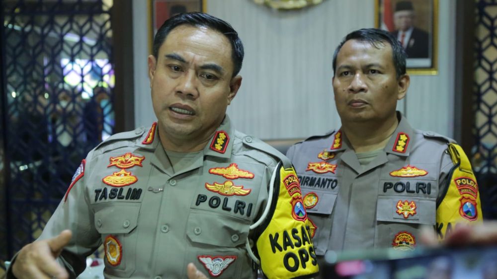 Dirlantas Polda Jatim Kombespol M Taslim Chairuddin didampingi Kabid Humas Polda Jatim Kombespol Dirmanto