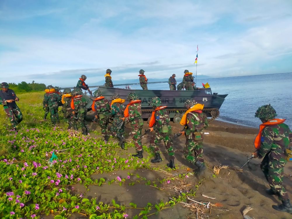 Siswa kejuruan Marinir Kodikmar latihan pendaratan Amfibi