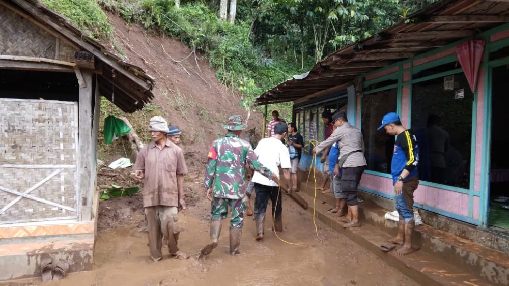 TNI-Polri di Situbondo bersihkan sisa lumpur