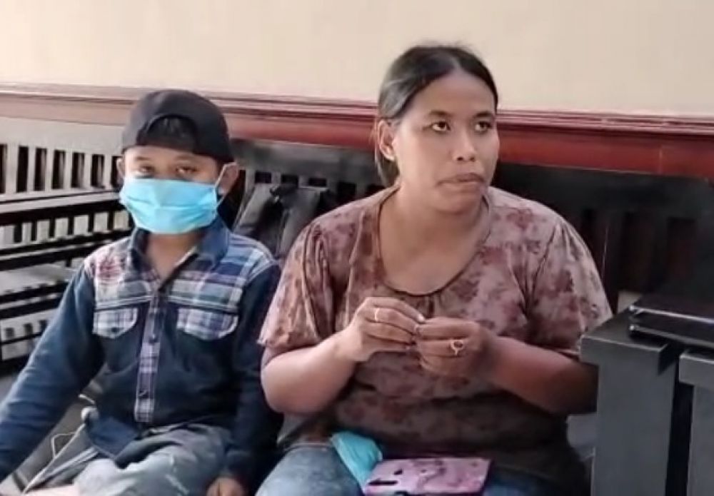 BG saat meminta pertolongan pemimpin Surabaya dengan didampingi bibinya