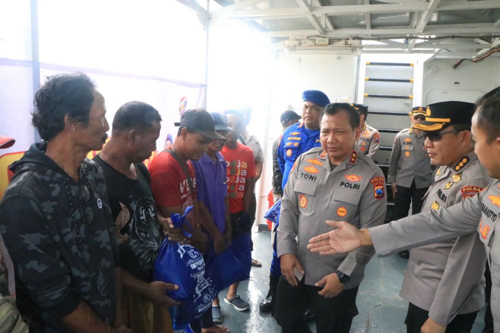 Kapolda Jatim Jelang HUT Bhayangkara ke-77, Bagi Sembako ke Warga Nelayan dan Anak Yatim