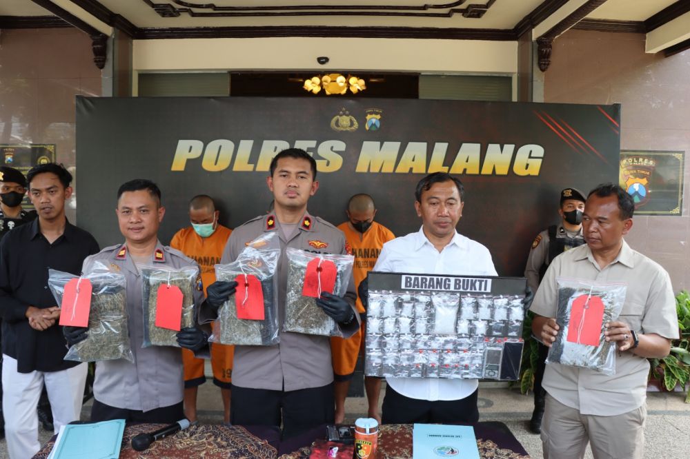 Satreskoba Polres Malang Tangkap 2 Pengedar Narkoba dan Sita 6,5 Kg Ganja