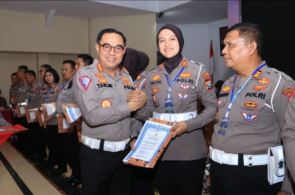 Dirlantas Polda Jatim Kombespol Muhammad Taslim Chairuddin beri penghargaan Kasat Lantas Polres Lumajang AKP Radyati Putri Pradini