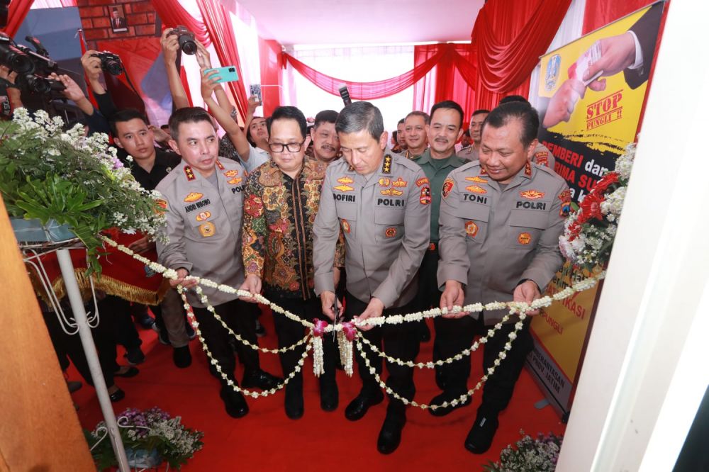 Kapolda Jatim Irjen Pol Dr. Toni Harmanto bersama Irwasum Polri Komjen Pol Drs. H. Ahmad Dofiri saat peresmian gedung Satgas Saber Pungli UPP