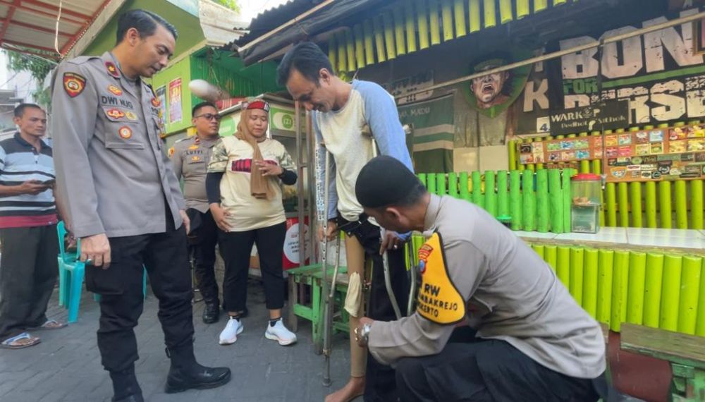 Polrestabes Surabaya berikan bantuan penjual kopi kaki palsu