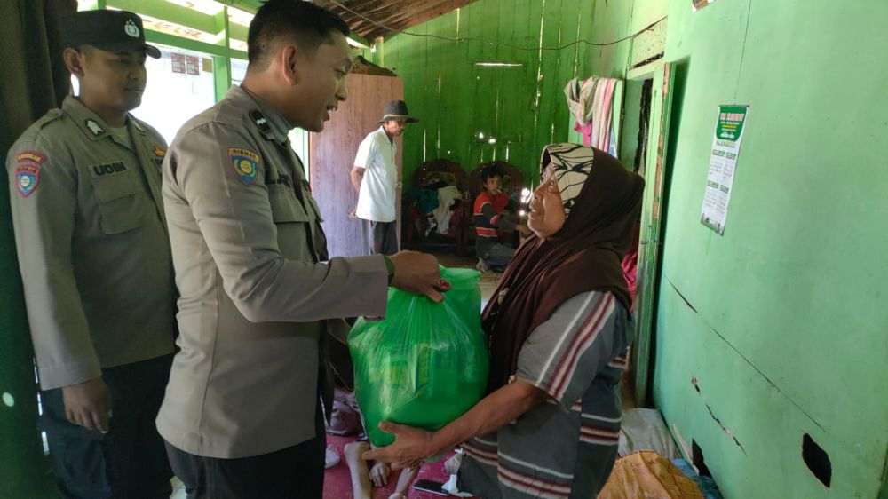 Warga yang Sakit Dibantu Polisi RW Polres Sampang