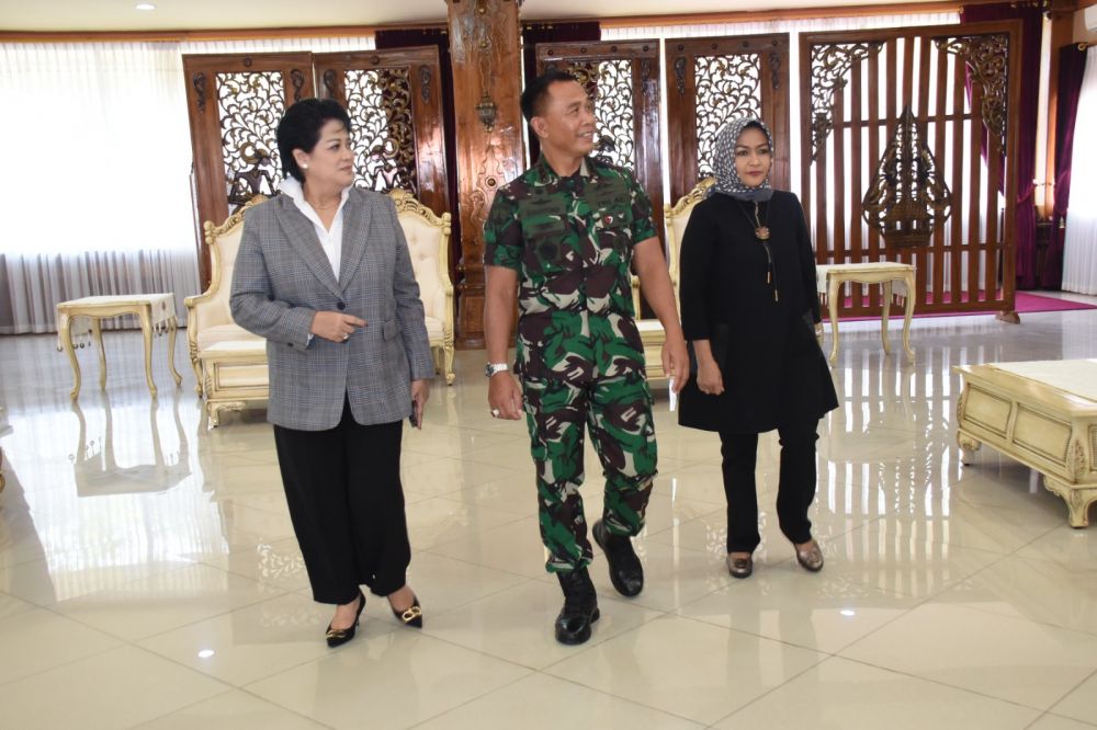 Dankodiklatal Letjen TNI Marinir Suhartono bersama ketua gabungan Jalasenastri Kodiklatal Ny. Etta Suhartono dan Dr. Connie Rahakundini Bakrie