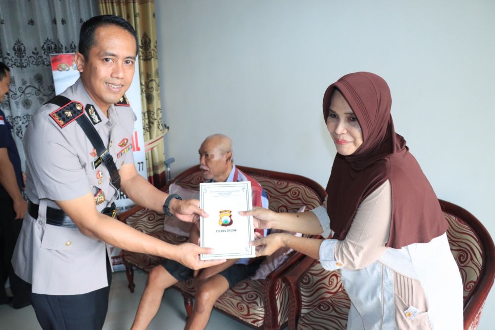 Wakapolres Gresik Kompol Erika Purwana Putra saat Anjangsana ke anggota yang sakit