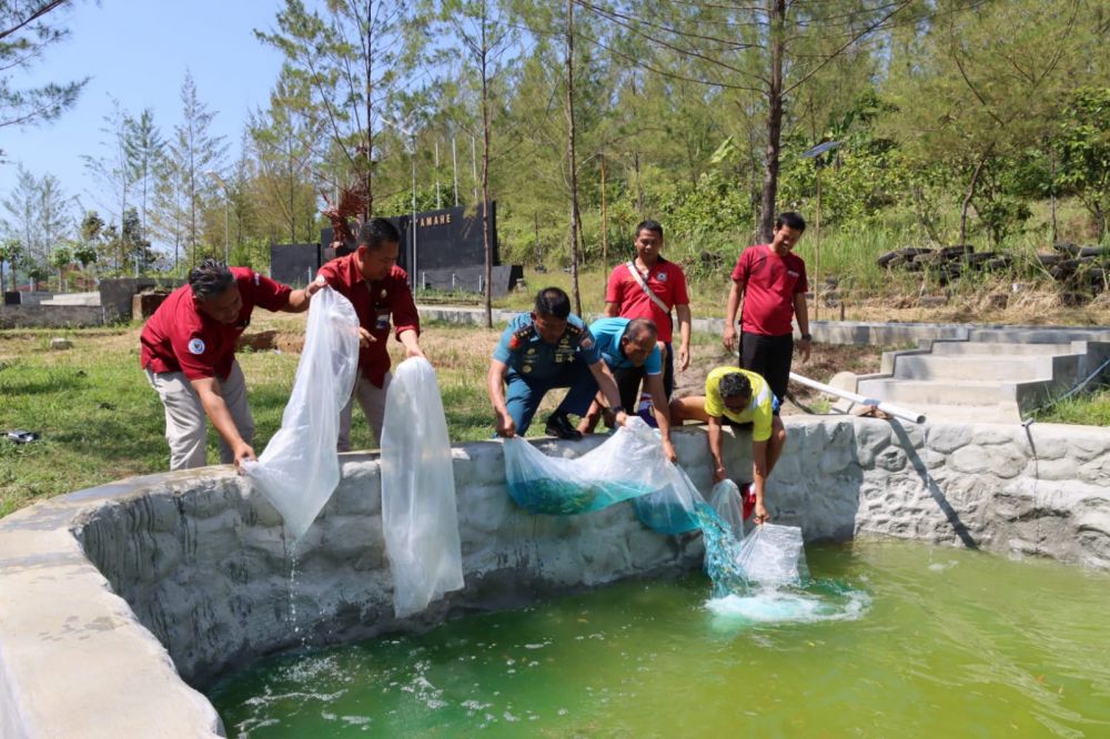 Danlanal Tegal Letkol Marinir Moch. Chanan Asfihani tabur ikan Koi