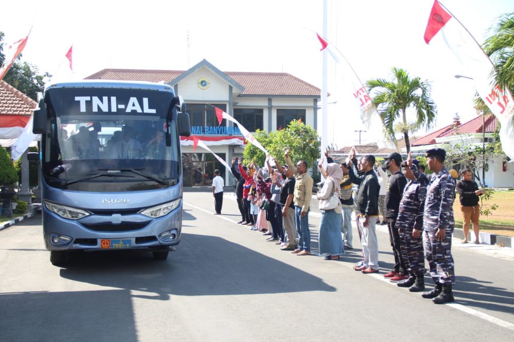 Danlanal Banyuwangi Letkol Laut (P) Indra Nusha R lepas casis Tamtama PK