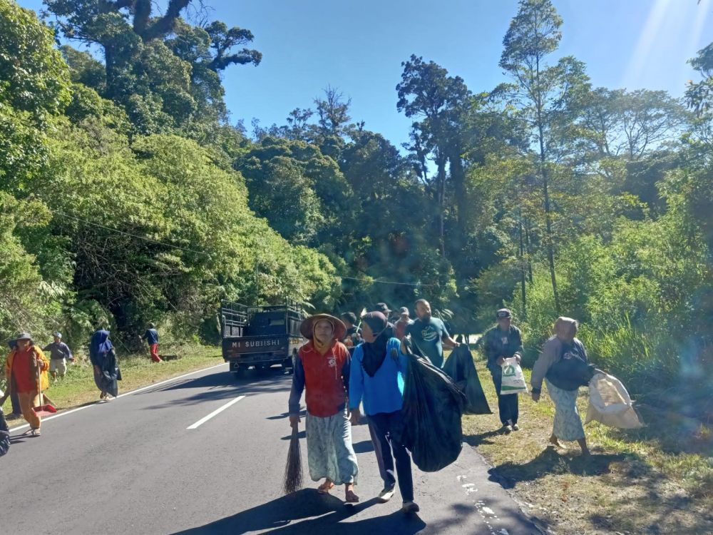 Aksi bersih-bersih wujud peduli jalur gunung Lawu Magetan