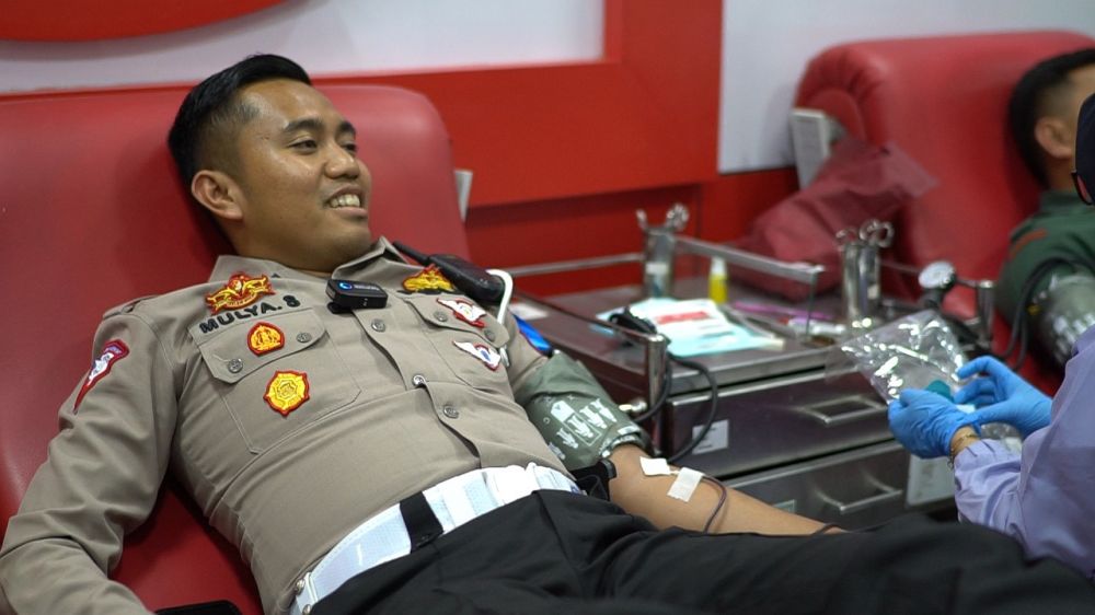 Kasat Lantas Polres Gresik AKP Mulya Sugiharto saat donor darah