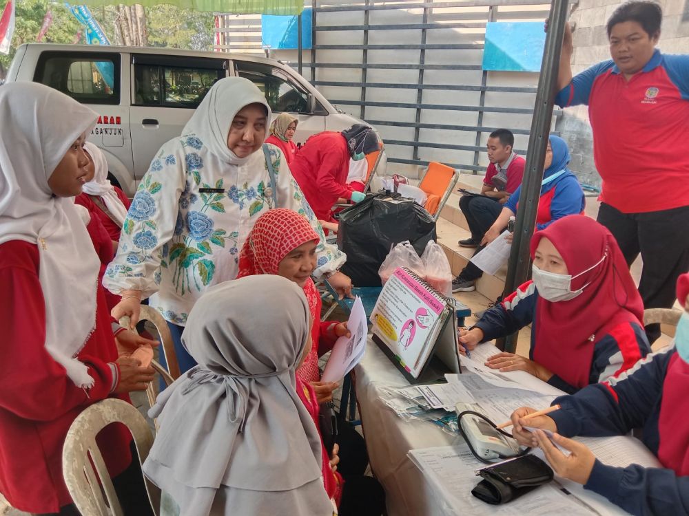 Kaper BKKBN Jatim Maria Ernawati saat tinjau peserta yang cek kesehatan