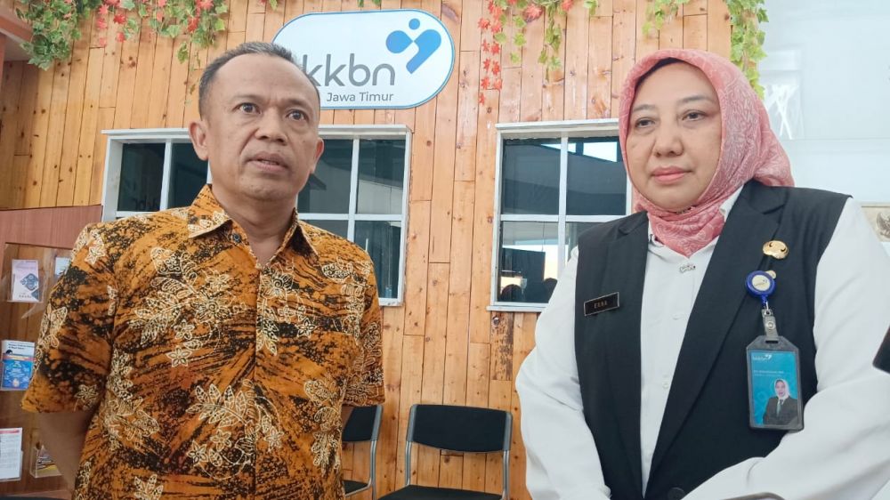 Ketua komisi informasi Provinsi Jatim Imadoeddin bersama Kaper BKKBN Jatim Maria Ernawati