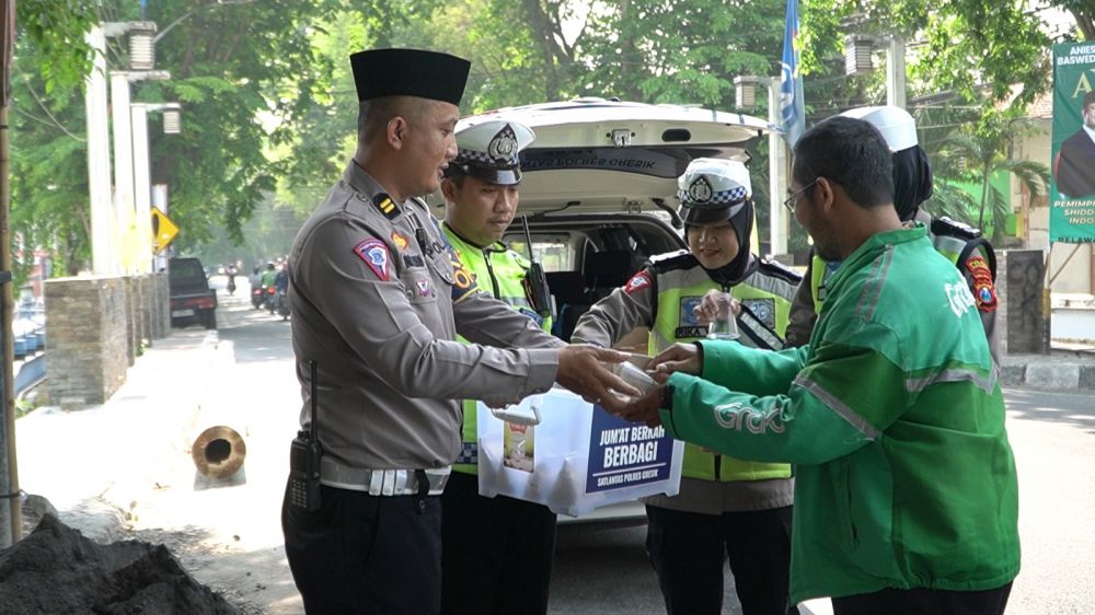 Satlantas Polres Gresik di Jum'at Berkah Berbagi Nasi Bungkus