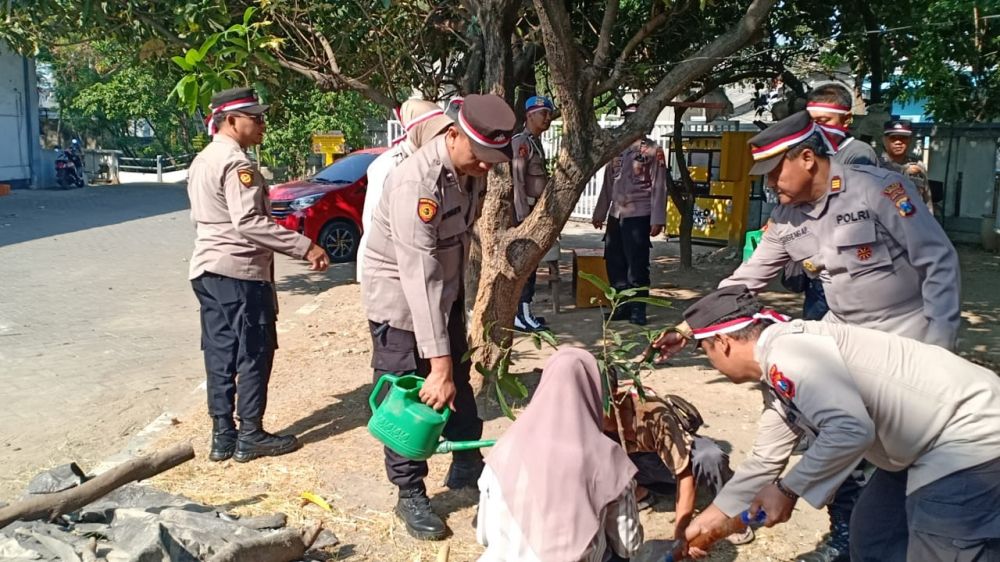 Tanam Pohon di Gresik, Rakorbin SDM dan PNS Gelar Bakti Kesehatan