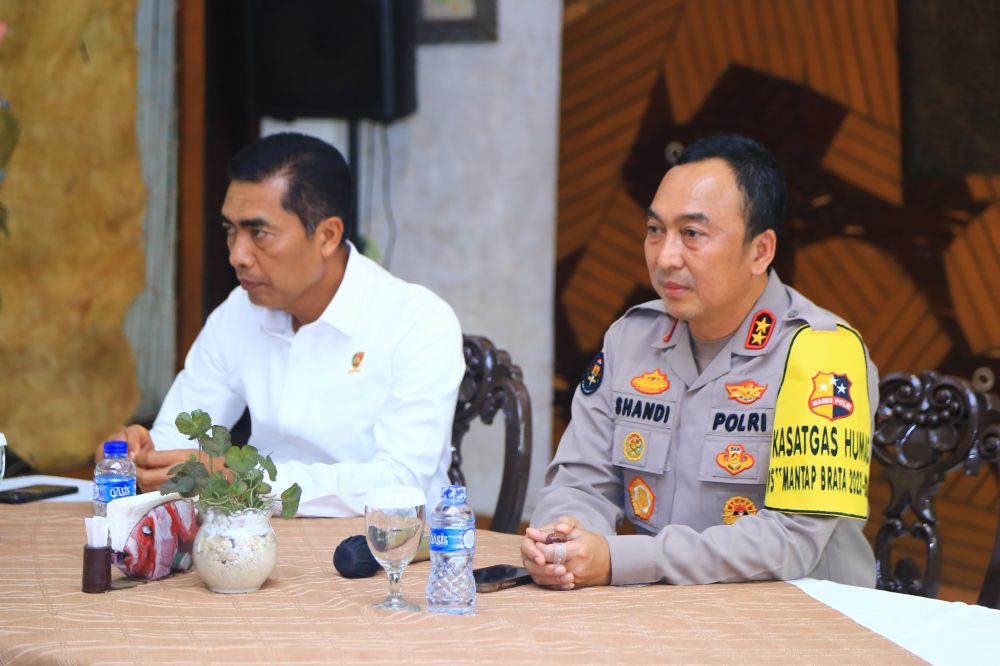 Kadiv Humas Polri Irjen Shandi Nugroho bersama Kabareskrim Polri Komjen Wahyu Widada