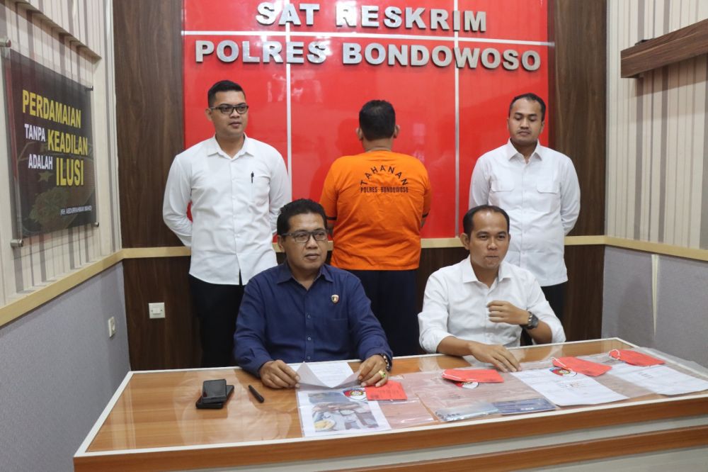 Tersangka diamankan Polisi beserta barang buktinya