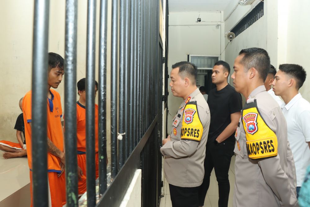 Kapolres Gresik AKBP Adhitya Panji Anom didampingi Wakapolres Kompol Erika Purwana Putra